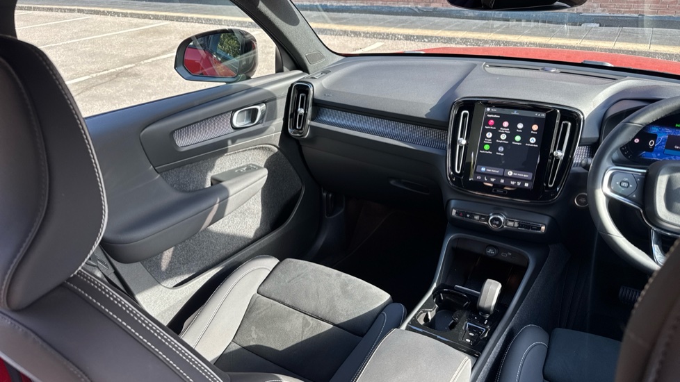 Volvo XC40 2.0 B4P Plus Dark 5dr Auto Petrol Estate - Image 27