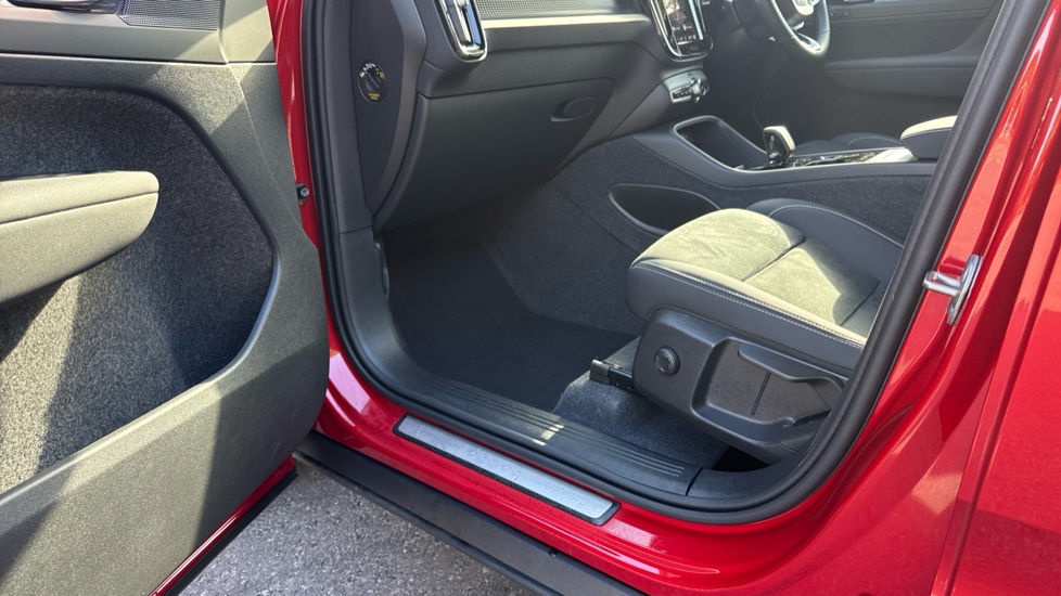 Volvo XC40 2.0 B4P Plus Dark 5dr Auto Petrol Estate - Image 29