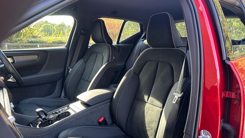 Volvo XC40 2.0 B4P Plus Dark 5dr Auto Petrol Estate - Image 30
