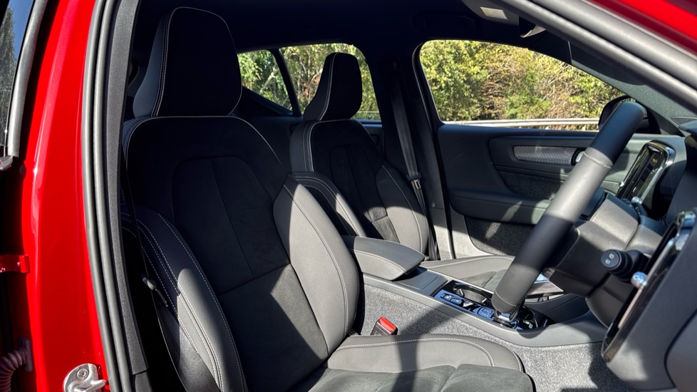 Volvo XC40 2.0 B4P Plus Dark 5dr Auto Petrol Estate - Image 31