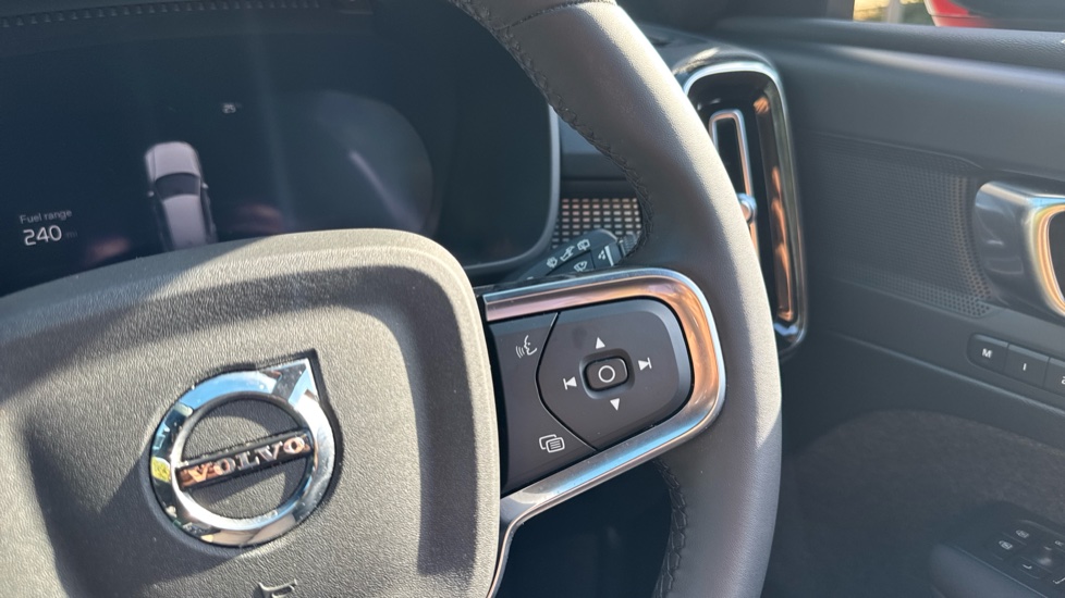 Volvo XC40 2.0 B4P Plus Dark 5dr Auto Petrol Estate - Image 35