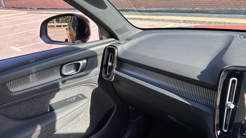 Volvo XC40 2.0 B4P Plus Dark 5dr Auto Petrol Estate - Image 50