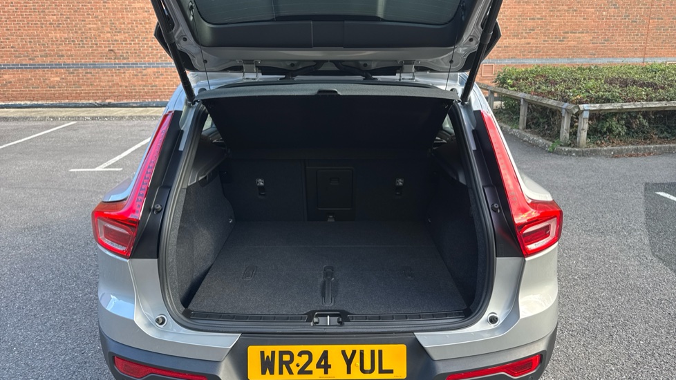 Volvo XC40 2.0 B4P Plus Dark 5dr Auto Petrol Estate - Image 13