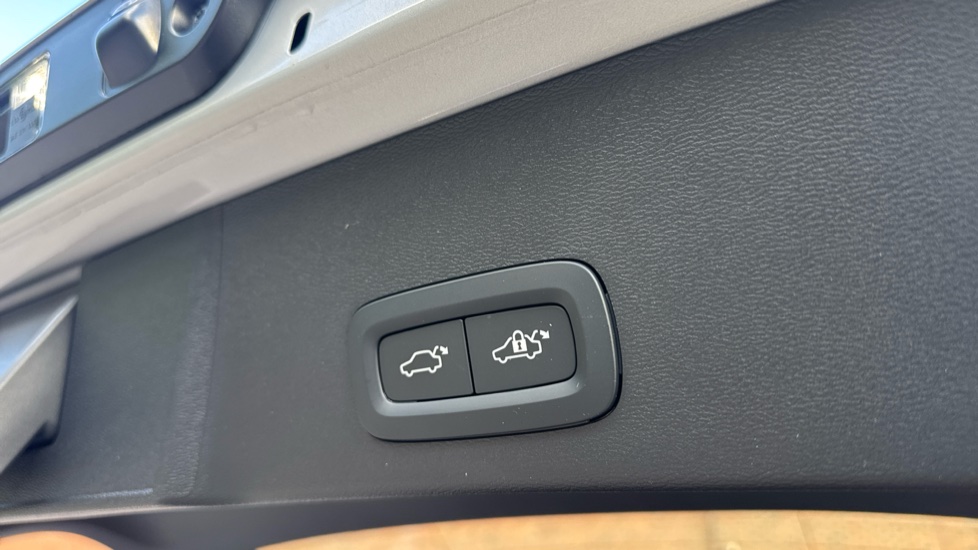 Volvo XC40 2.0 B4P Plus Dark 5dr Auto Petrol Estate - Image 17
