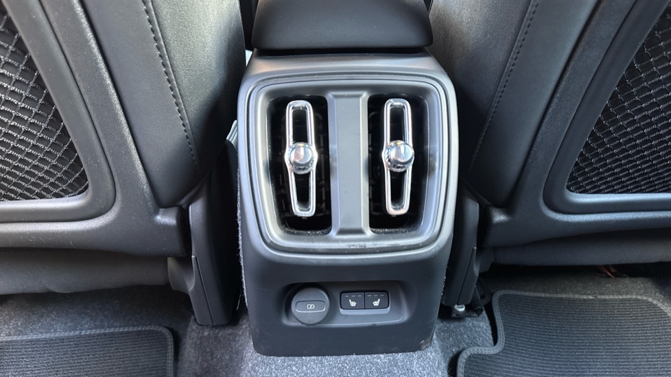 Volvo XC40 2.0 B4P Plus Dark 5dr Auto Petrol Estate - Image 28