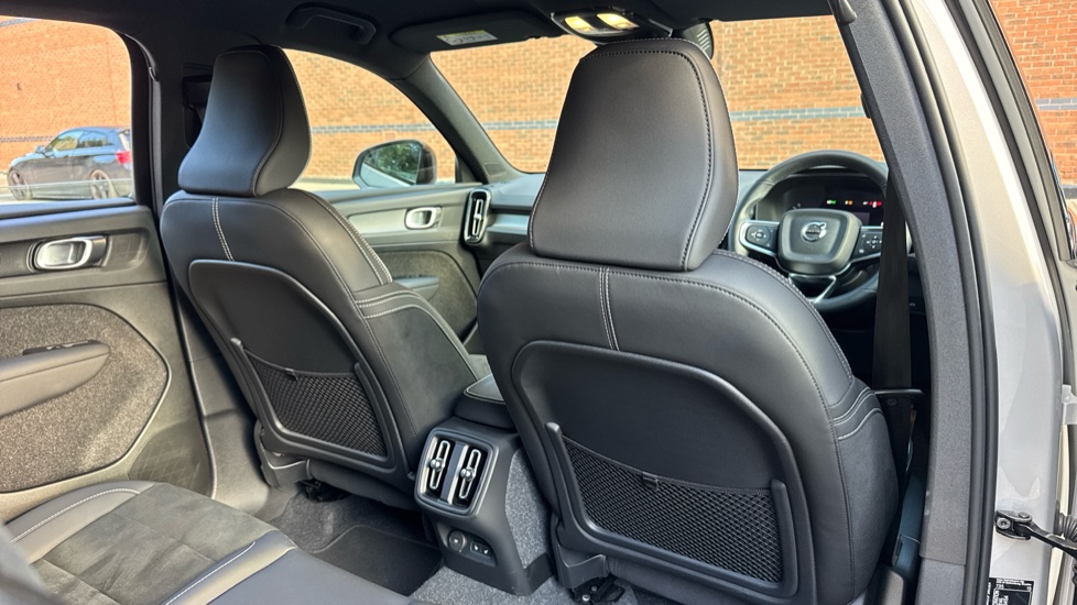 Volvo XC40 2.0 B4P Plus Dark 5dr Auto Petrol Estate - Image 30