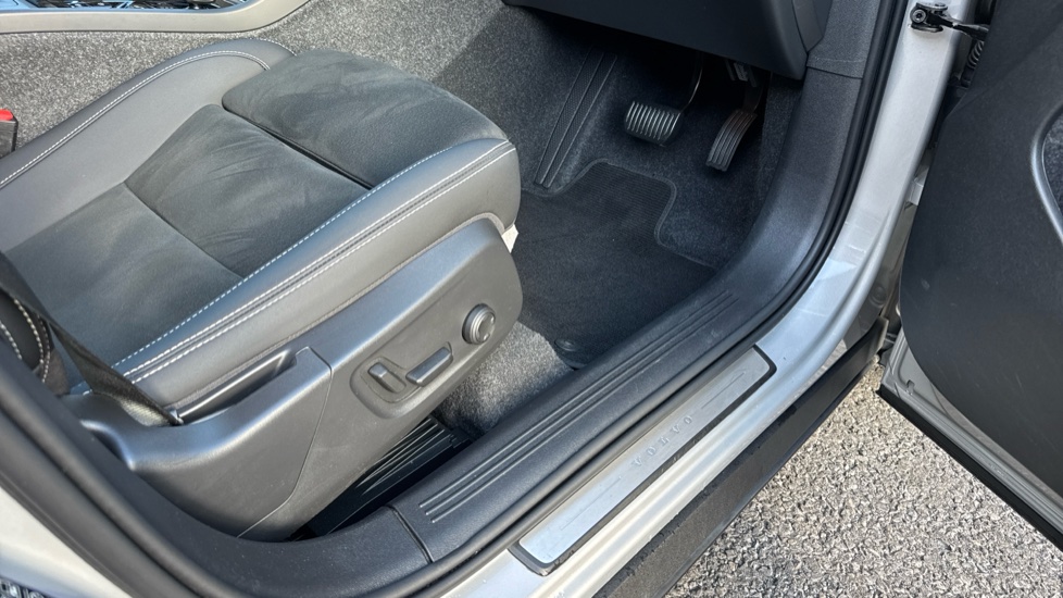 Volvo XC40 2.0 B4P Plus Dark 5dr Auto Petrol Estate - Image 33