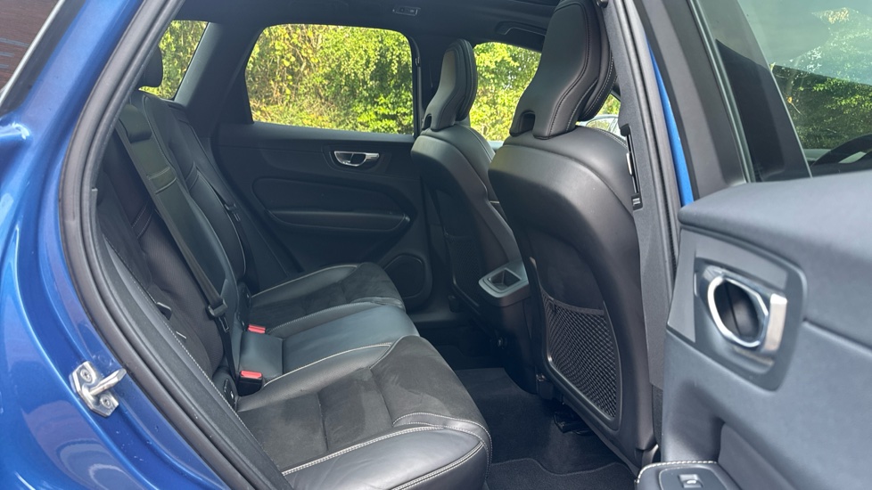 Volvo XC60 2.0 T5 [250] R DESIGN Pro 5dr AWD Geartronic Petrol Estate - Image 6