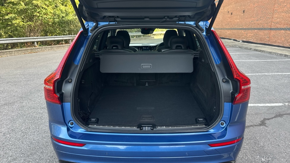 Volvo XC60 2.0 T5 [250] R DESIGN Pro 5dr AWD Geartronic Petrol Estate - Image 13