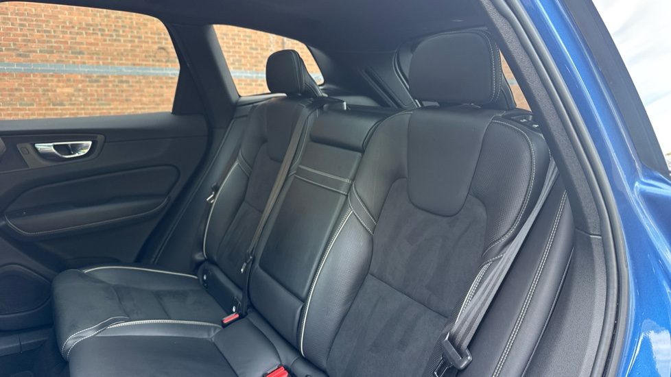 Volvo XC60 2.0 T5 [250] R DESIGN Pro 5dr AWD Geartronic Petrol Estate - Image 21