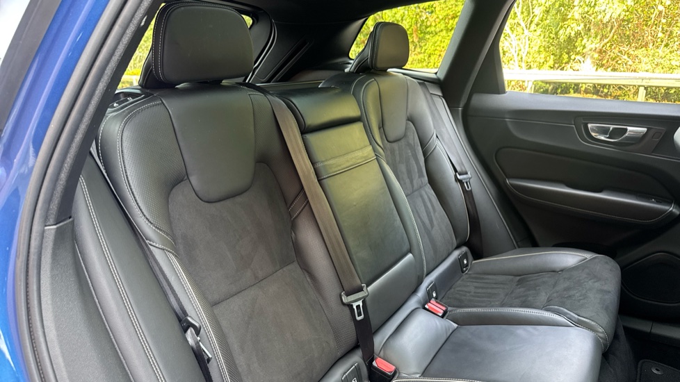 Volvo XC60 2.0 T5 [250] R DESIGN Pro 5dr AWD Geartronic Petrol Estate - Image 22