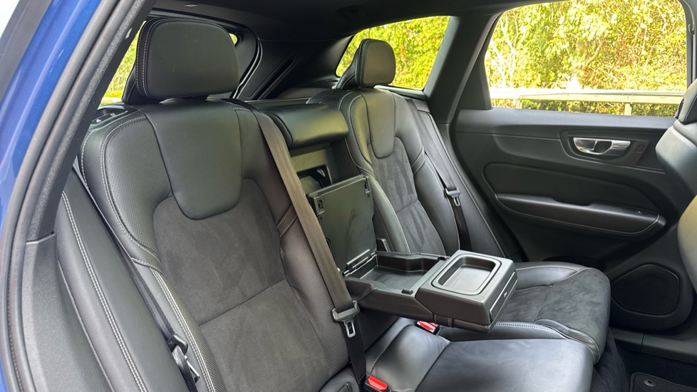 Volvo XC60 2.0 T5 [250] R DESIGN Pro 5dr AWD Geartronic Petrol Estate - Image 23