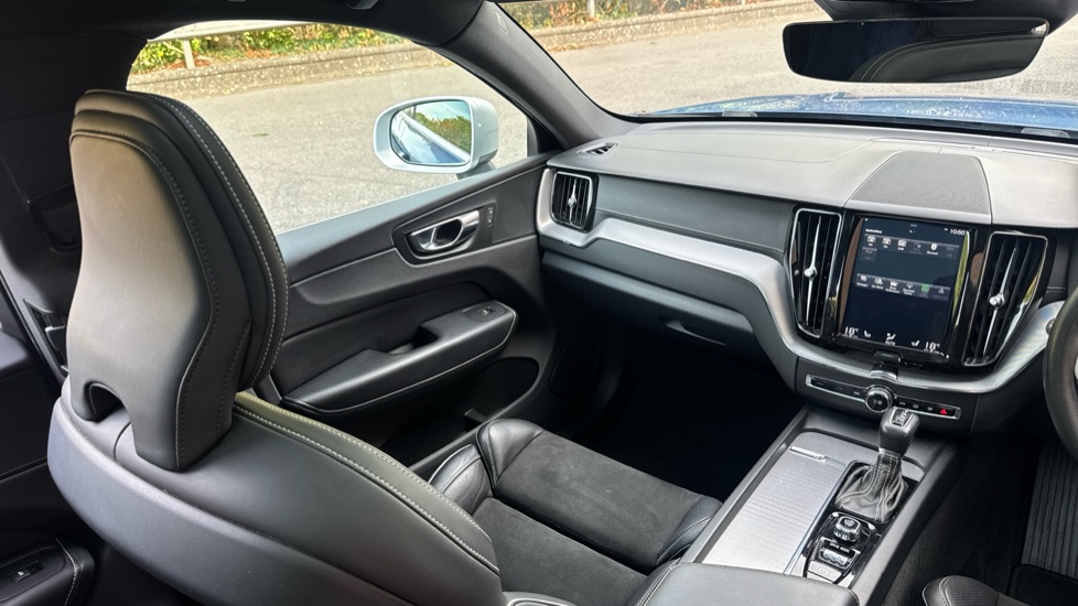 Volvo XC60 2.0 T5 [250] R DESIGN Pro 5dr AWD Geartronic Petrol Estate - Image 24