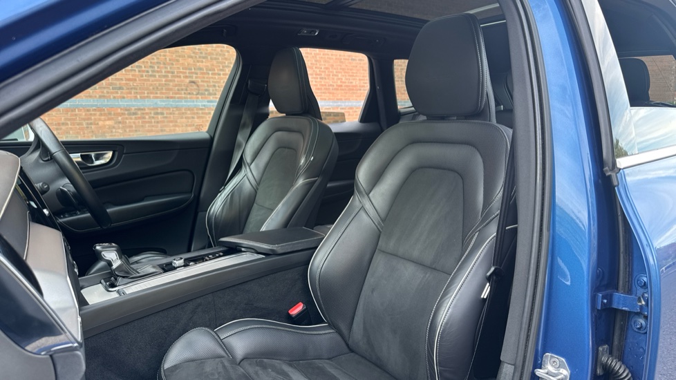 Volvo XC60 2.0 T5 [250] R DESIGN Pro 5dr AWD Geartronic Petrol Estate - Image 32