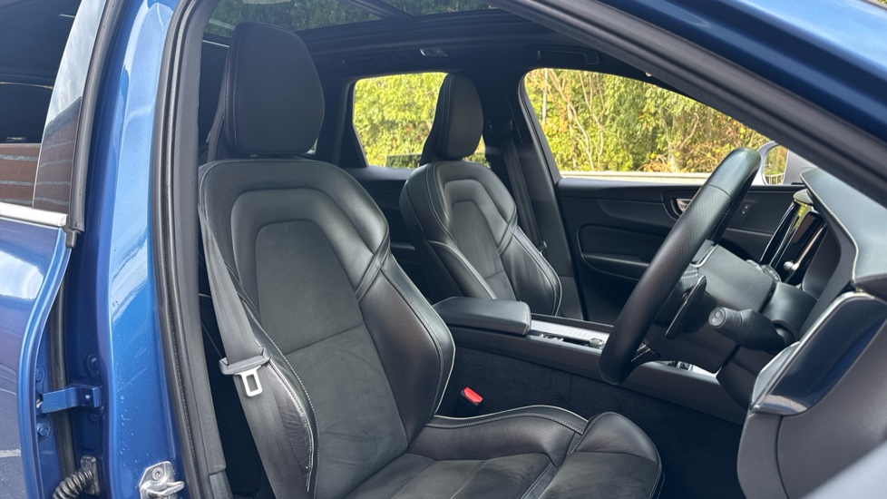 Volvo XC60 2.0 T5 [250] R DESIGN Pro 5dr AWD Geartronic Petrol Estate - Image 35