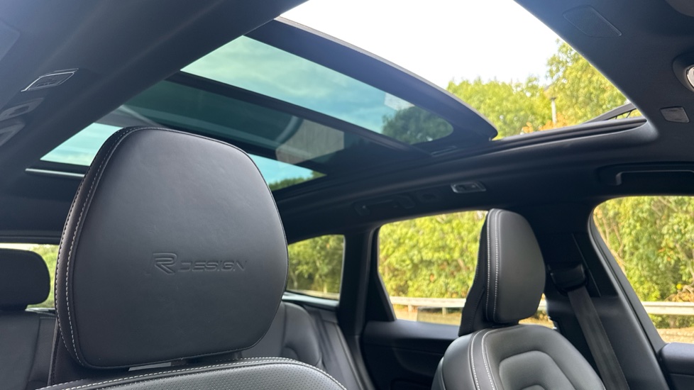 Volvo XC60 2.0 T5 [250] R DESIGN Pro 5dr AWD Geartronic Petrol Estate - Image 37
