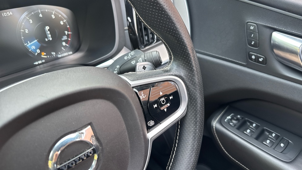 Volvo XC60 2.0 T5 [250] R DESIGN Pro 5dr AWD Geartronic Petrol Estate - Image 39