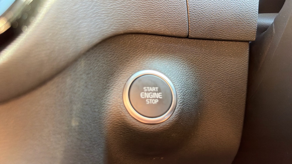Volvo XC40 2.0 B3P Plus Dark 5dr Auto Petrol Estate - Image 26