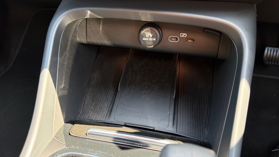 Volvo XC40 2.0 B3P Plus Dark 5dr Auto Petrol Estate - Image 37