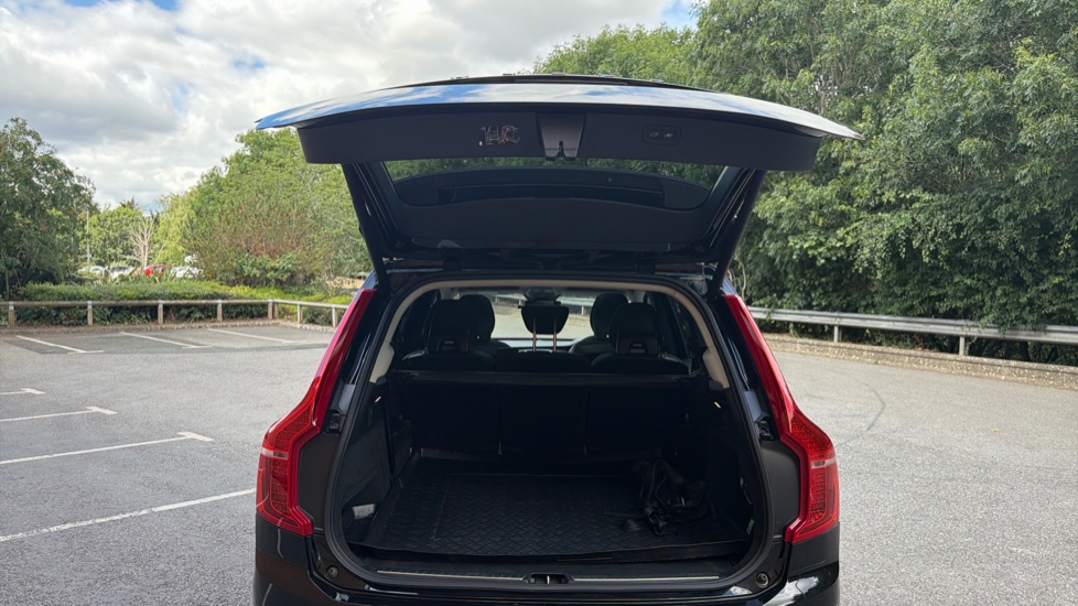 Volvo XC90 2.0 B5D [235] Plus Dark 5dr AWD Geartronic Diesel Estate - Image 13