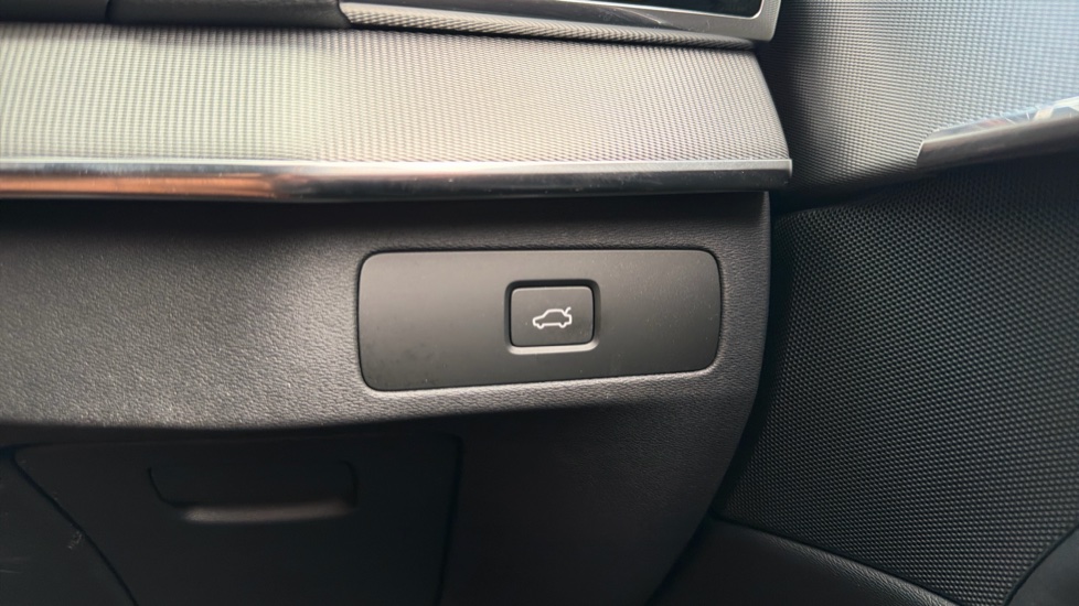 Volvo XC90 2.0 B5D [235] Plus Dark 5dr AWD Geartronic Diesel Estate - Image 49