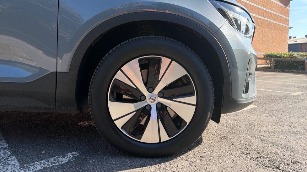 Volvo XC40 1.5 T4 Recharge PHEV Plus Dark 5dr Auto Estate - Image 9