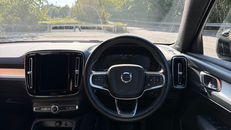 Volvo XC40 1.5 T4 Recharge PHEV Plus Dark 5dr Auto Estate - Image 10