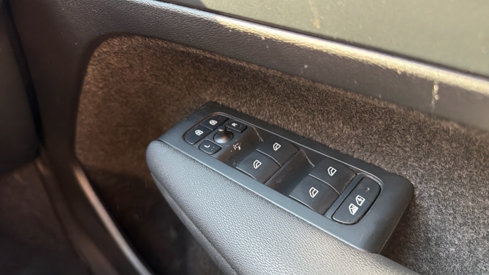 Volvo XC40 1.5 T4 Recharge PHEV Plus Dark 5dr Auto Estate - Image 23