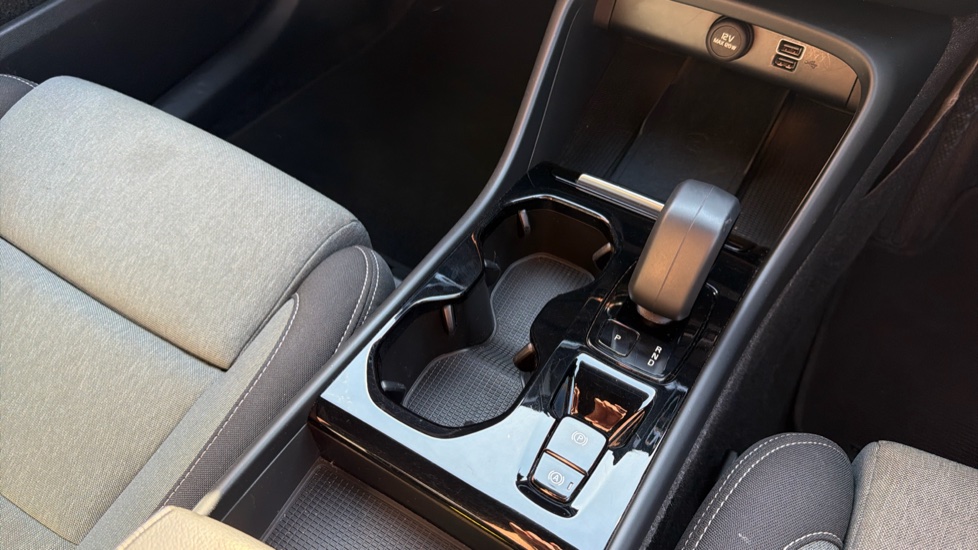 Volvo XC40 1.5 T4 Recharge PHEV Plus Dark 5dr Auto Estate - Image 25