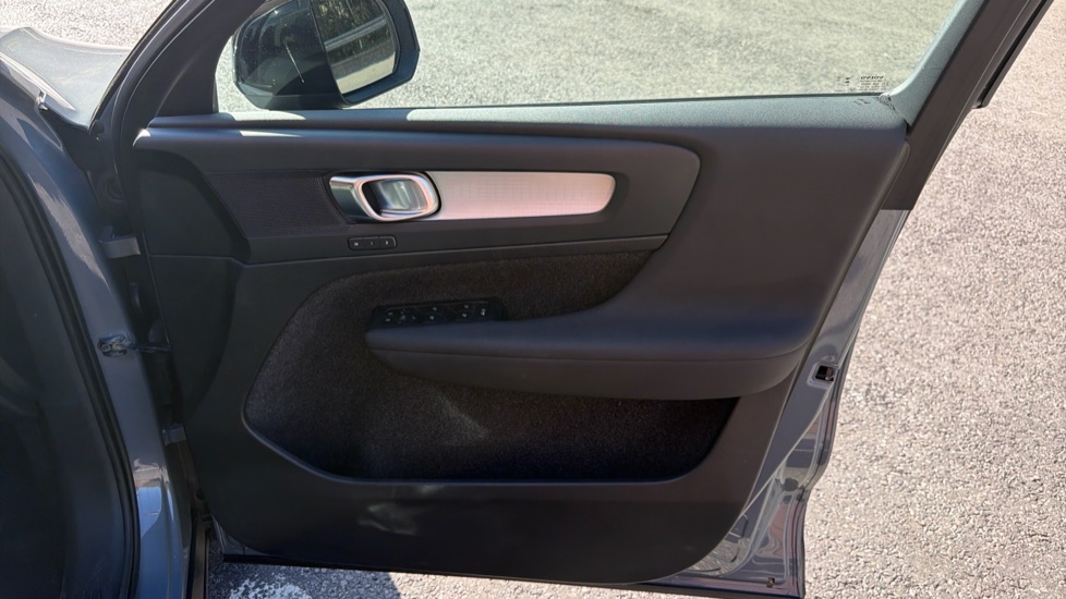 Volvo XC40 1.5 T4 Recharge PHEV Plus Dark 5dr Auto Estate - Image 28