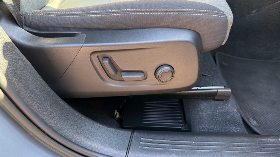 Volvo XC40 1.5 T4 Recharge PHEV Plus Dark 5dr Auto Estate - Image 29