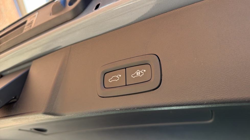 Volvo XC40 1.5 T4 Recharge PHEV Plus Dark 5dr Auto Estate - Image 34