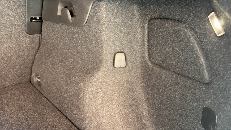 Volvo XC40 1.5 T4 Recharge PHEV Plus Dark 5dr Auto Estate - Image 36
