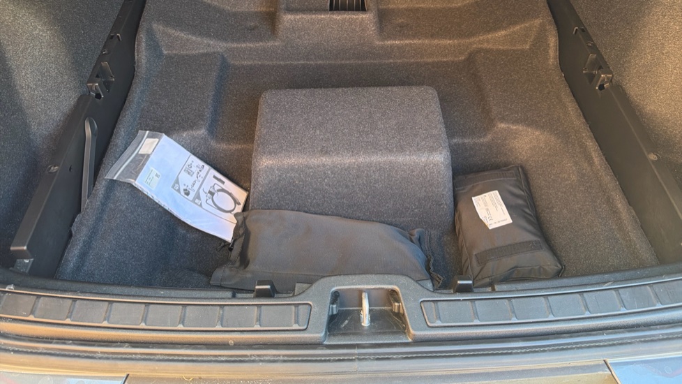 Volvo XC40 1.5 T4 Recharge PHEV Plus Dark 5dr Auto Estate - Image 37