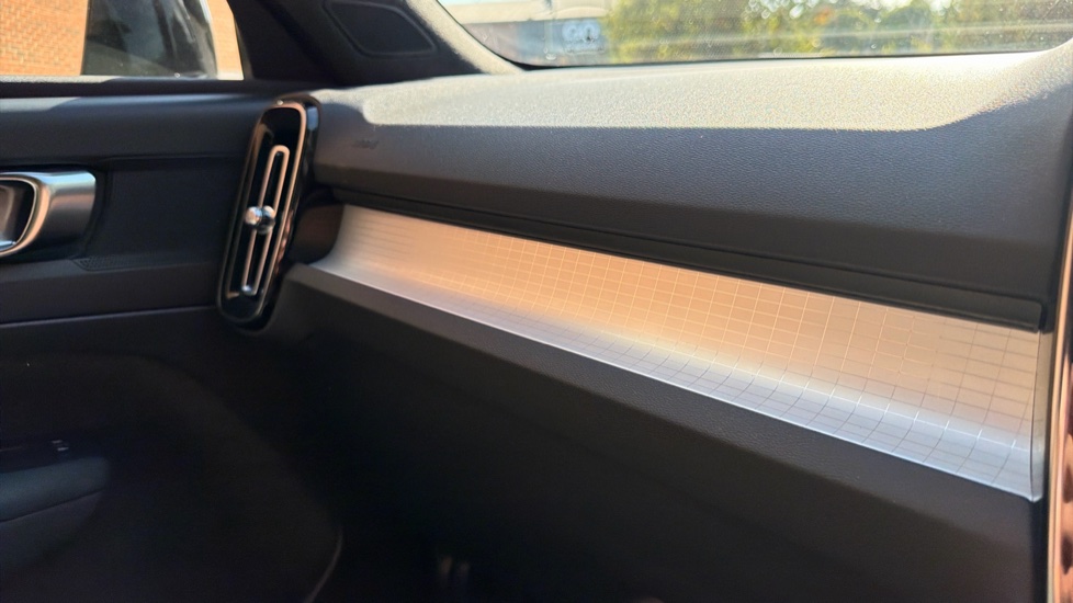 Volvo XC40 1.5 T4 Recharge PHEV Plus Dark 5dr Auto Estate - Image 49