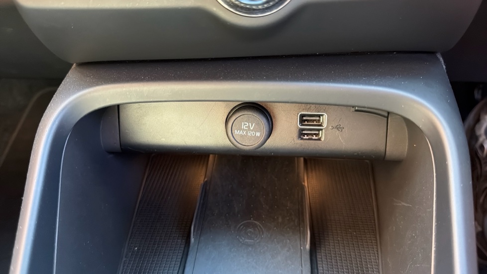 Volvo XC40 1.5 T4 Recharge PHEV Plus Dark 5dr Auto Estate - Image 51