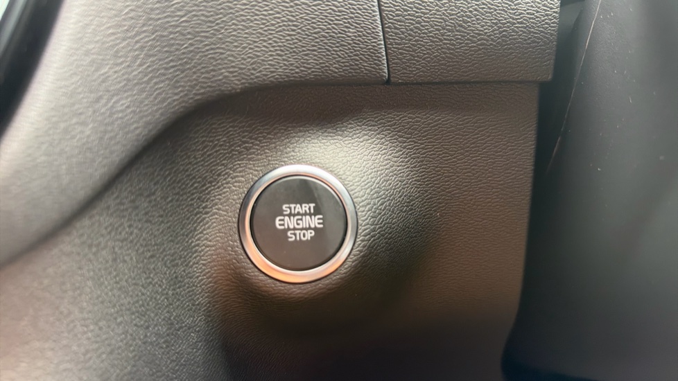 Volvo XC40 2.0 B4P Plus Black Edition 5dr Auto Petrol Estate - Image 26