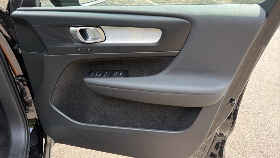 Volvo XC40 2.0 B4P Plus Black Edition 5dr Auto Petrol Estate - Image 28