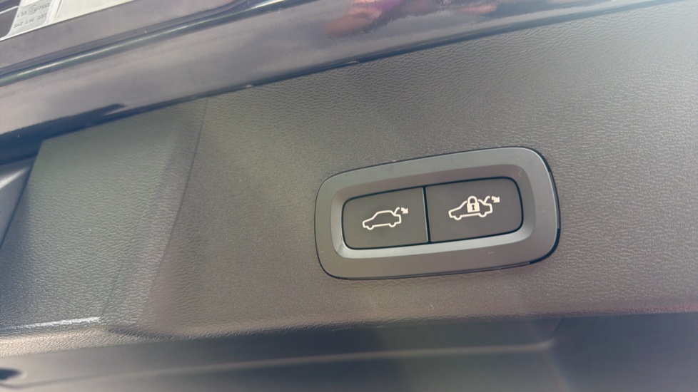 Volvo XC40 2.0 B4P Plus Black Edition 5dr Auto Petrol Estate - Image 34