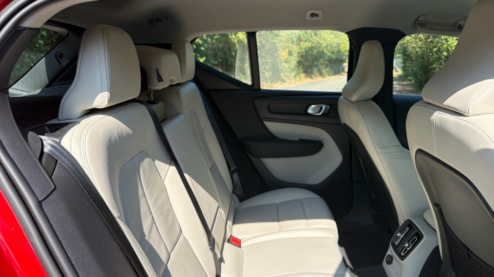 Volvo XC40 1.5 T5 Recharge PHEV Inscription Pro 5dr Auto Estate - Image 6