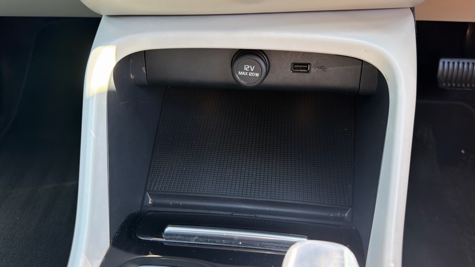 Volvo XC40 1.5 T5 Recharge PHEV Inscription Pro 5dr Auto Estate - Image 38