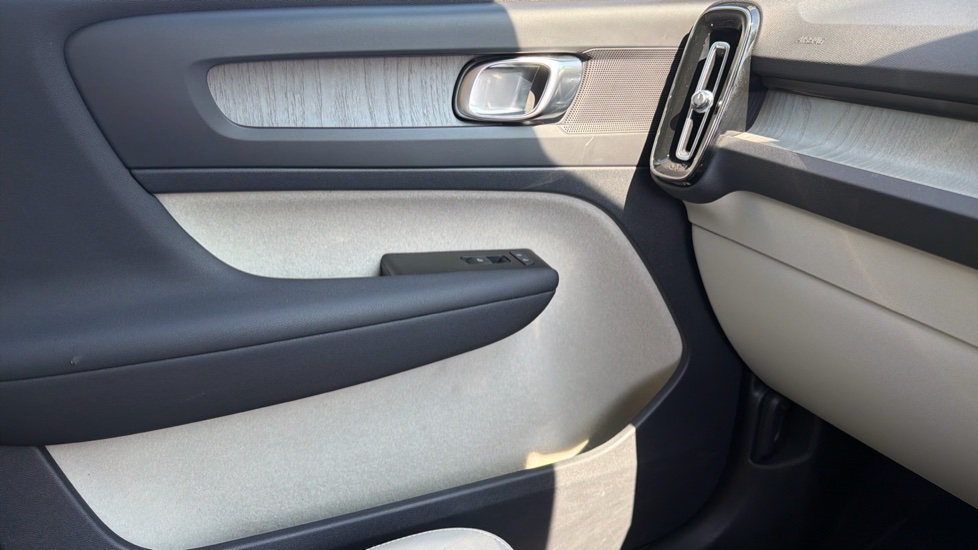 Volvo XC40 1.5 T5 Recharge PHEV Inscription Pro 5dr Auto Estate - Image 41