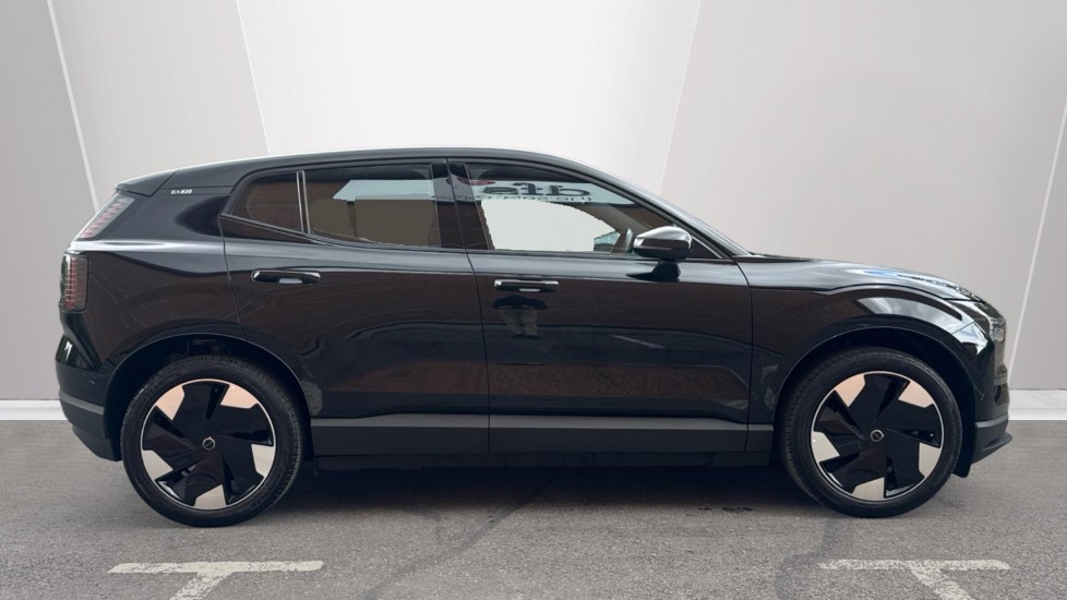 Volvo EX30 200kW SM Extended Range Plus 69kWh 5dr Auto Electric Estate - Image 3