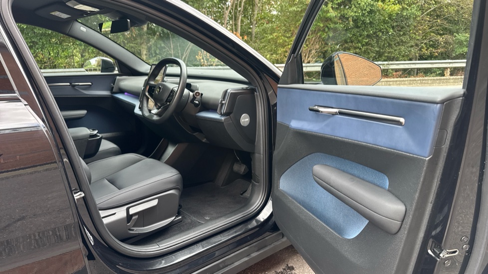 Volvo EX30 200kW SM Extended Range Plus 69kWh 5dr Auto Electric Estate - Image 28