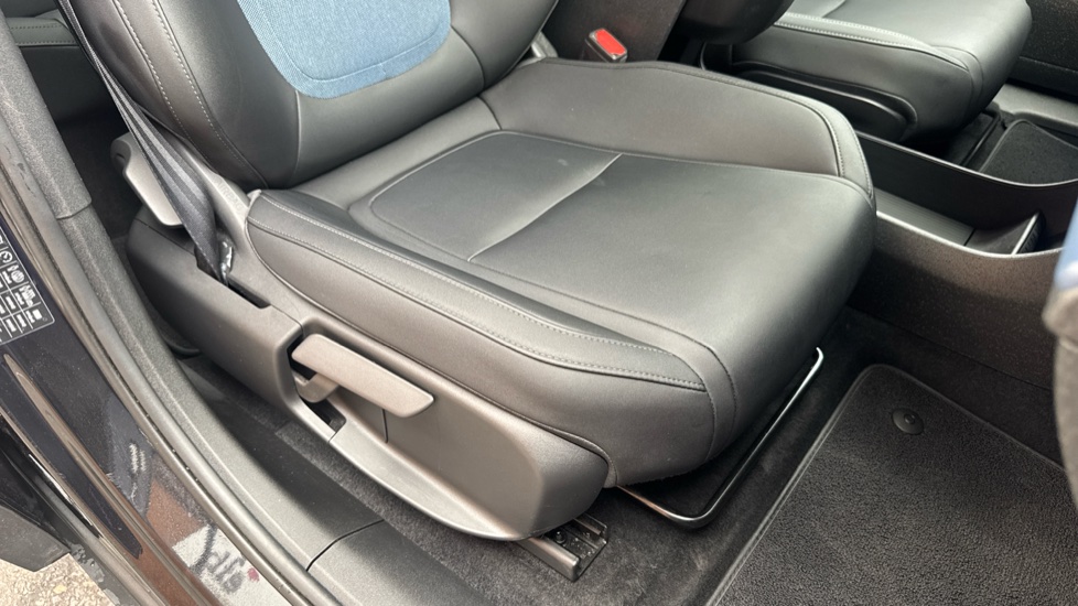 Volvo EX30 200kW SM Extended Range Plus 69kWh 5dr Auto Electric Estate - Image 29
