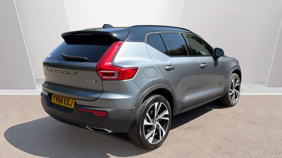 Volvo XC40 2.0 D3 R DESIGN Pro 5dr AWD Geartronic Diesel Estate - Image 2