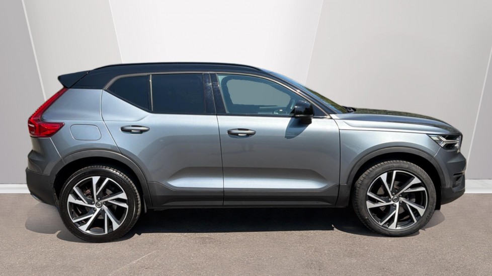 Volvo XC40 2.0 D3 R DESIGN Pro 5dr AWD Geartronic Diesel Estate - Image 3