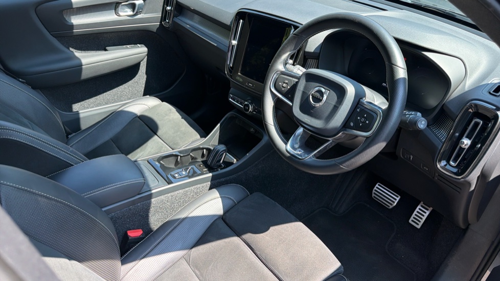 Volvo XC40 2.0 D3 R DESIGN Pro 5dr AWD Geartronic Diesel Estate - Image 4