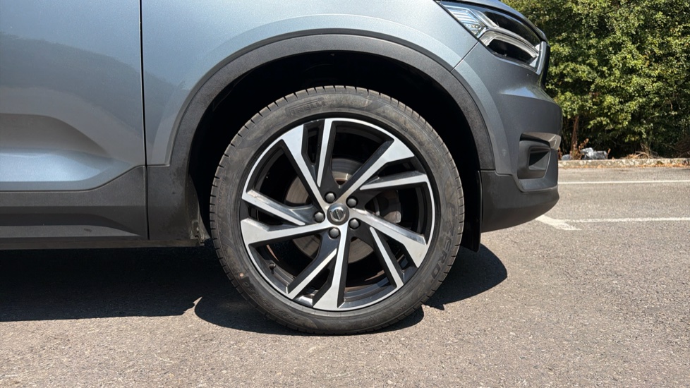 Volvo XC40 2.0 D3 R DESIGN Pro 5dr AWD Geartronic Diesel Estate - Image 9