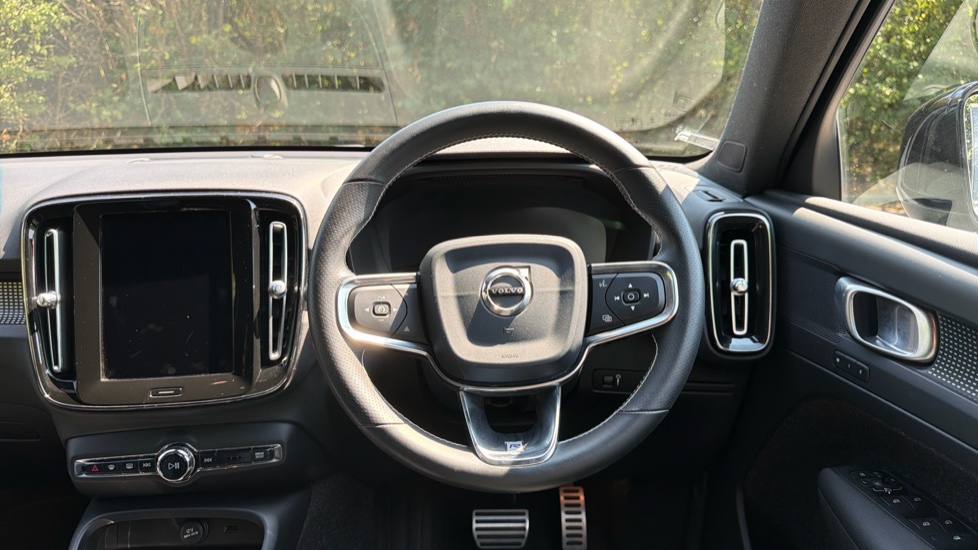 Volvo XC40 2.0 D3 R DESIGN Pro 5dr AWD Geartronic Diesel Estate - Image 10